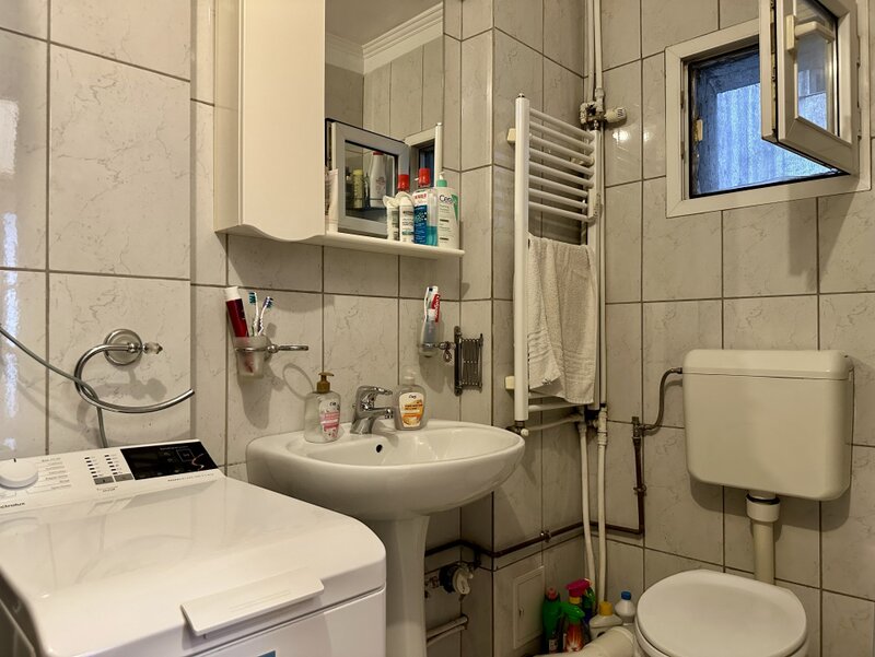 Metrou Gorjului, 3 camere, 69,5 mp, 2 bai, 2 balcoane, bloc 1979